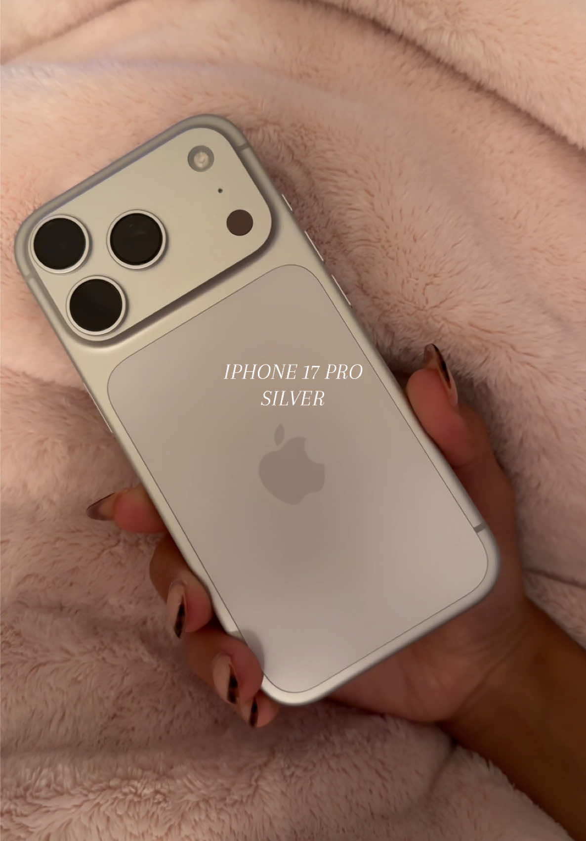 In love 🩶 #iphone17 #iphone17pro #newphone #fypシ゚viral 