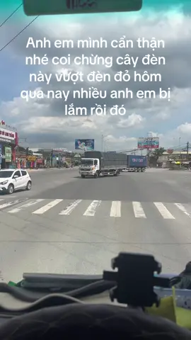 Từ bữa đặt cái camera lên đến nay cây đèn này không có dây anh em tài xế mình ai chạy khu vực này mà là đường thật cẩn thận nhé không là phải vượt đèn đỏ mất 20 cũ như chơi