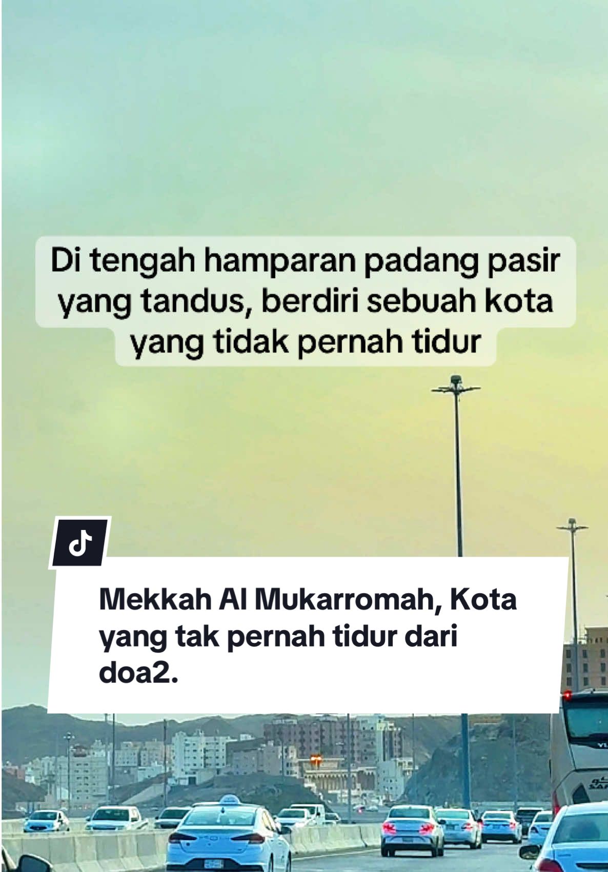 Mekkah adalah kota pertemuan.  Tempat di mana kaya dan miskin,  raja dan rakyat jelata, ulama dan awam,  semua berdiri sejajar tanpa perbedaan.  Ia adalah simbol persatuan, karena  di hadapan Ka’bah, tak ada identitas  selain sebagai hamba Allah. #expatinsaudiarabia  #placetogoinsaudiarabia  #umroh #mekkah  #fyp 
