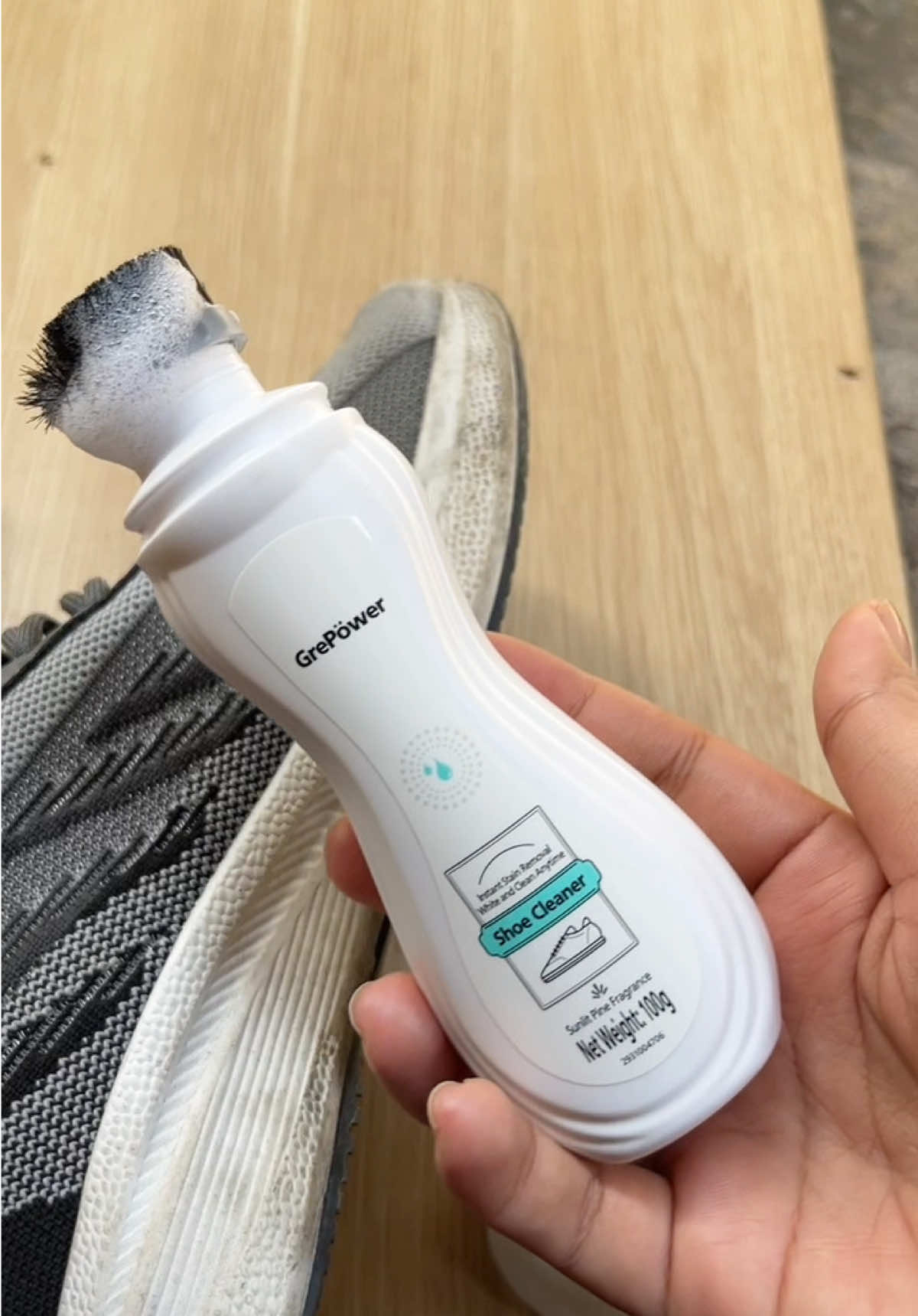 Tẩy giày dép nhanh chóng tiện lợi, chà vài cái lau ra là sạch không cần xả lại với nước #liby #libyofficial 