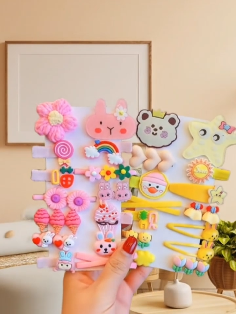 Lucunya kebangetan 😍 Jepit rambut 1 set isi 14 pcs siap bikin rambutmu cantik tiap hari. 📌 Motif gemes, warna pastel kekinian, cocok untuk OOTD atau hadiah sahabat. #jepitanrambut #jepit #jepitrambutkorea #jepitrambut #aksesoriswanita 