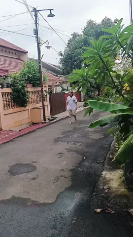 Warga gempar! sesosok pria misterius berjalan memakai helm padahal tidak punya motor. #beritaterkini #beritaviral #beritatiktok #warga #fypシ゚ 