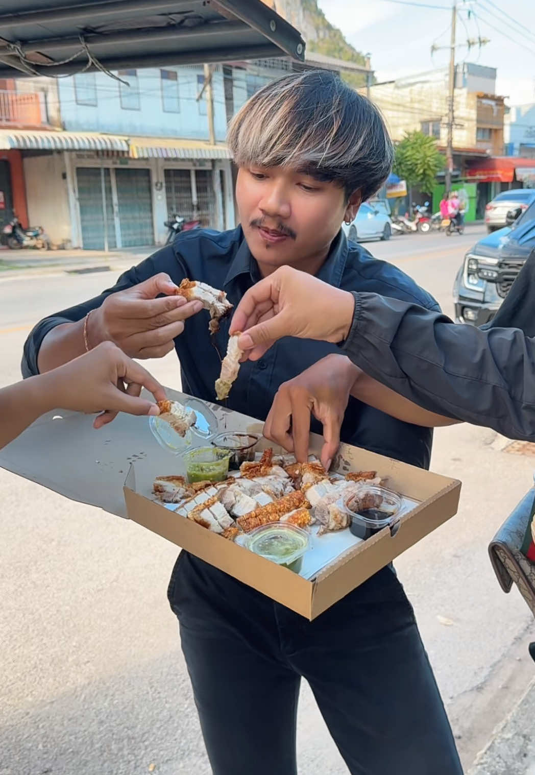 กินคนเดียวไม่อร่อย😅 #ลองดู #พี่นนท์พากิน #หมูกรอบโวยวายโว้ย #อร่อย #ฝากติดตาม #ช่องยูทูป #พี่นนท์ #ครอบครัวเอ็นจอย #เอ็นจอยคับผม 