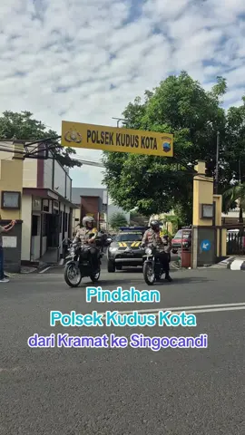 Suasana haru menyelimuti apel terakhir jajaran Polsek Kudus Kota di Mako lama Jalan Jenderal Sudirman, Sabtu (20/9/2025). Usai apel, seluruh anggota bersama Kapolsek Kudus Kota AKP Subkhan melakukan sujud syukur sebagai ungkapan terima kasih dan penghormatan sebelum resmi menempati markas baru di Jalan Lingkar Utara, Desa Singocandi. Kapolsek Kudus Kota, AKP Subkhan, menjelaskan bahwa kegiatan tersebut menjadi simbol perpisahan dengan kantor lama yang telah menjadi saksi pengabdian selama bertahun-tahun. “Sujud syukur ini bentuk rasa syukur dan terima kasih kami karena sudah berdinas di sana. Banyak kenangan indah maupun pelajaran berharga yang kami bawa ke Mako baru. Hal-hal yang kurang baik kita tinggalkan, agar ke depan bisa lebih baik dalam melindungi, mengayomi, dan melayani masyarakat,” terangnya kepada wartawan. https://jurnalpantura.id/penuh-haru-polsek-kudus-kota-gelar-sujud-syukur-sebelum-tinggalkan-mako-lama/ #jurnalpanturaid #kudus #pindahan #polsekkuduskota #pelayanan 