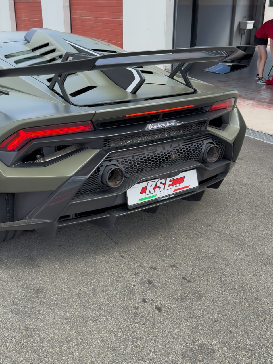 Vieni in pista con me? #lamborghini #lamborghinihuracan #lamborginihuracansto 