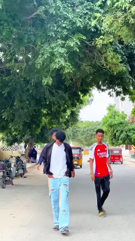 Hadalka ha yarado shaqada ha socoto 🫡#isiibo_aanku_siistee #somalitiktok #fyp 
