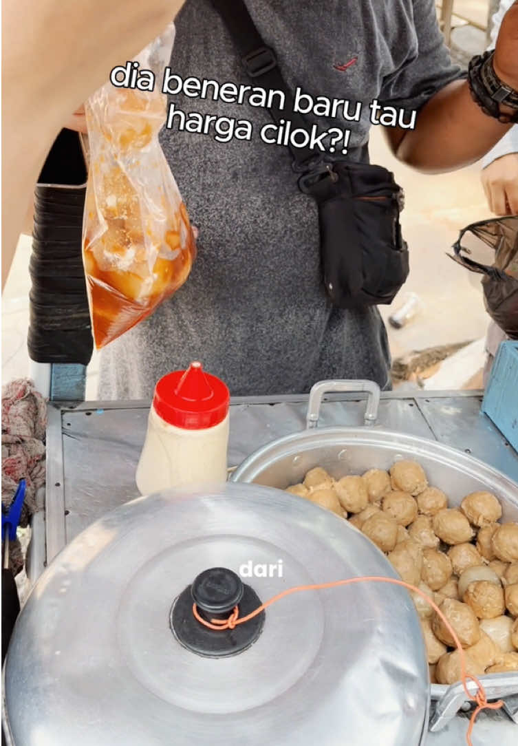 Makan cilok aja harus diajarin dulu😭 #anakpapi #kesenjangansosial #jajan #cilok 