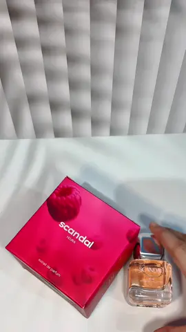 Awet bgt ampe dua hari tetep nempel dibaju #scandalous #heuraparfum 