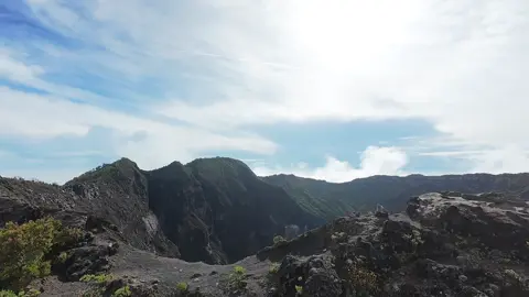 Kaldera kawah gunung ciremai 3078 mdpl #gunungciremai #ciremai #kawahciremai #atapjabar #dronevideo 