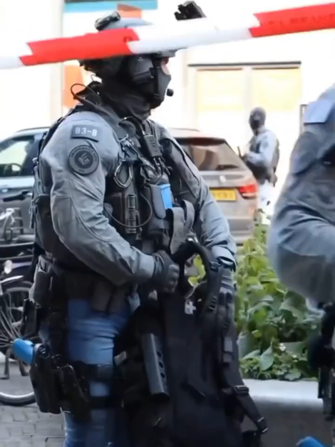 DSI (Dienst Speciale Interventies) adalah unit taktis polisi elit Belanda yang dibentuk pada tahun 2006 untuk menangani operasi berisiko tinggi, seperti ancaman terorisme, penyanderaan, dan penangkapan penjahat bersenjata, dengan menggabungkan personel kepolisian dan militer.  #military #specialforces #netherlands #dsi