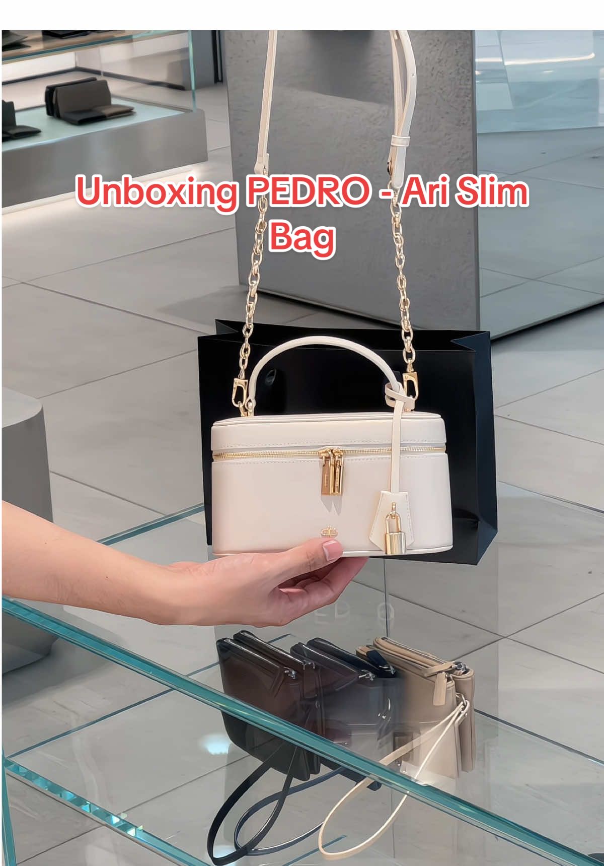 Chiếc Túi Ari Slim Bag PEDRO chưa bao giờ làm bạn thất vọng, với thiết kế đơn giản logo icon tinh tế kèm chất liệu da bê cao cấp tạo nên một chiếc túi vô cùng sang trọng phối được rất nhiều phong cách thời trang khác nhau. #caubabantui #unboxing 