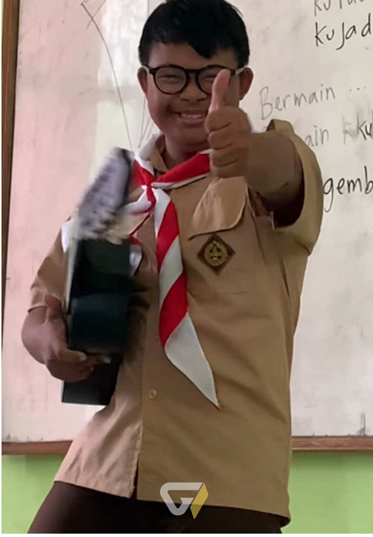 king solo guitar 🙌🏻 . . . #dissability  #educationforall  #downsyndrome  #guruvirall  #semogaharimuseninterus🌻 