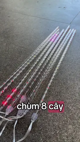 ✨ Bộ đèn LED sao băng chùm 8 cây dài 50cm – hiệu ứng giọt nước rơi lung linh, huyền ảo. 💡 3 màu lựa chọn: trắng, vàng, đủ màu. 🌳 Thích hợp trang trí ngoài trời: sân vườn, cây xanh, lễ hội, tiệc cưới. 🔌 Dùng điện 220V, có thể nối nhiều bộ dễ dàng. 👉 Đèn LED sao băng giúp không gian của bạn nổi bật và ấn tượng hơn bao giờ hết! #denledsaobang #denledtrangtri #denledngoaitroi #denledchum 