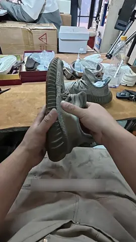 #CapCut Do u have a pair of Yeezy #fyp #yeezy #viralvideo #shoe 