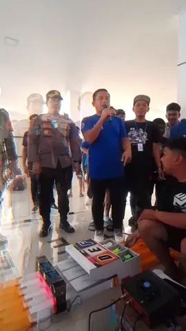 Mini 4WD, atau yang lebih dikenal masyarakat sebagai balap mobil Tamiya, kini resmi menjadi salah satu cabang olahraga otomotif di bawah naungan Ikatan Motor Indonesia (IMI). Kemarin, kami secara resmi membuka ajang balapan ini yang diikuti oleh 17 tim se-Sulsel dalam Kejuaraan Provinsi (Kejurprov) Indonesia Damper Class Dash Series 3, yang berlangsung di Terminal Induk Lumpue, Kota Parepare. Bersama Kapolres Parepare, Bapak Indra Waspada Yuda kami turut menikmati jalannya lomba. Para peserta ditantang untuk menunjukkan ketelitian dalam merakit, menyetel, dan menyusun strategi teknis mobil, yang berpacu tanpa kendali langsung dari peserta, melainkan berdasarkan desain mekanik dan aerodinamis.