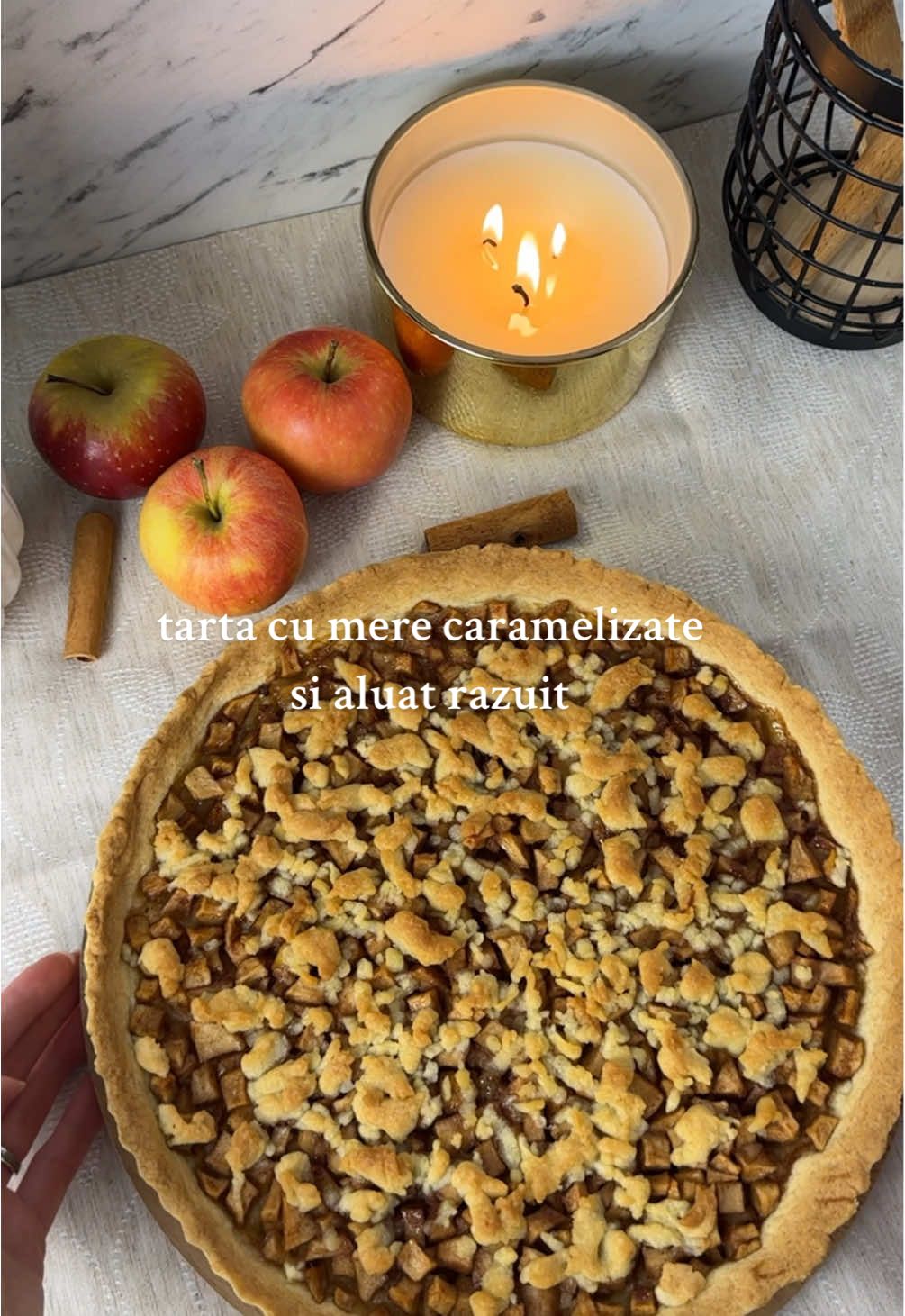 Tarta cu mere caramelizate si aluat razuit 🍎 A venit toamna cu parfum de prajituri calde, asa ca astazi am avut pofta de o tarta cu mere caramelizate si aluat fraged razuit.  Ingrediente:  UMPLUTURA: 5-6 mere  50 g zahar 1 lingurita scortisoara 50 g unt ALUAT:  1 ou 100 g zahar 2 pliculete zahar vanilinat un praf de sare  1 lingurita esenta vanilie 180 g unt la temp camerei 350 g faina Pasi:  1.Mai intai am decojit merele si le-am taiat in bucatele.  2.Le-am pus intr-o tigaie cu zahar, unt si scortisoara si le-am lasat pe foc pentru a se carameliza cateva minute.  3.Pentru aluat am amestecat intr-un bol un oul, zaharul, 2 pliculete de zahar vanilinat, un praf de sare si esenta de vanilie. Am adaugat untul moale si faina, apoi am framantat un aluat usor de lucrat.  4.Am uns cu unt tava si am intins aluatul in aceasta, apoi am adaugat merele caramelizate si am razuit restul de aluat.  5.Am copt tarta 40 de minute in cuptorul preincalzit la 180 C si in doar cativa pasi am obtinut o tarta delicioasa, cu aluat fraged.  #appletart #bakingseason #autumnrecipes #tartacumere #retetausoara 