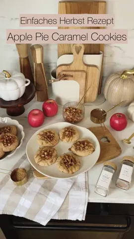 Apple Pie Caramel Cookies 🍎🍪✨  Der perfekte Herbst-Cookie: soft innen, knusprig am Rand & getoppt mit goldener Karamellsoße 🤤 Wer würde die jetzt sofort probieren? 🥹 Allein der Duft beim Backen macht süchtig, aber der Geschmack ist next level: saftige Apfel-Zimt-Füllung trifft auf soften Cookieteig und Karamell on top – pure Herbst-Vibes! 🍁✨ Und das Beste: Das Rezept ist super easy ⤵️ Cookie-Teig: • 100 g warme Butter • 50 g Zucker weiß (+ extra zum Wälzen) • 70 g hellbrauner Zucker • 30 ml Milch • 200 g Mehl • 1 TL Backpulver • 1 TL Zimt • 1 Prise Salz Füllung: • 2 Äpfel (klein gewürfelt) • 30 g Butter • 60 g brauner Zucker • 20 g Maisstärke • 1 TL Zimt Karamellsoße: • 100 g brauner Zucker • 50 g Butter • 100 ml Sahne 👉 So geht’s: 1. Füllung zubereiten: Äpfel mit Butter, Zucker, Zimt & Maisstärke erhitzen, bis alles geschmolzen ist. 2. Teig: Butter + Zucker schaumig schlagen, restliche Zutaten unterrühren → fester Teig. 3. Kugeln (ca. 45 g) formen, in Zucker wälzen, flachdrücken & Mulde eindrücken. 4. Mit Apfelmischung füllen & 12–15 Min bei 180°C Ober-/Unterhitze backen. 5. Karamell: Zucker + Butter + Sahne aufkochen, rühren → goldene Sauce. 6. Über die Cookies geben & lauwarm genießen – himmlisch! 🥰 #applepiecookies #herbstrezepte #apfelrezept #cookiesliebe #backenmitliebe              