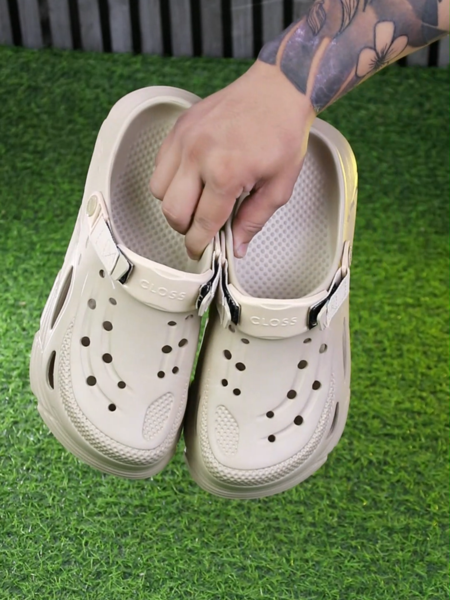 Swabe sa paa, hindi madulas! 👟  Breathable at makapal ang sole — perfect kahit saan ka pumunta!   Men or women, bagay sayo ‘to! #OOTDPh #ComfyClogs   #fyp #affordable #trending #CoupleStyle #tiktokmademebuyit #viral