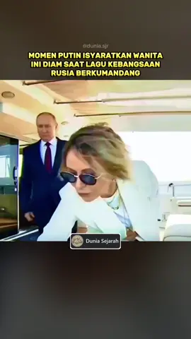 Pada pidato kenegaraan Rusia 2019, Presiden Vladimir Putin memberi gestur kepada Maria Zakharova, juru bicara Kementerian Luar Negeri Rusia, agar berhenti berbicara saat lagu kebangsaan dikumandangkan. Zakharova, yang dikenal vokal dalam diplomasi, tampak terkejut dengan isyarat tersebut. Momen singkat ini terekam kamera dan viral, memicu perbincangan luas tentang dinamika kekuasaan, tata krama, serta pentingnya wibawa dalam politik Rusia. Bagi banyak pihak, hal itu menjadi simbol ketegasan Putin dalam menjaga penghormatan pada acara kenegaraan resmi. #vladimirputin🇷🇺 #MariaZakharova #Rusia #stateofthenation #RussianPolitics #NationalAnthem #ViralMoment #Leadership #WorldPolitics