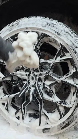 This is how a wheel should be cleaned 🧼  And using @Invoice Fly is the way to go when sending invoices quickly  #detailing #asmr #oddlysatisfying #foryou #fivestardetailing 