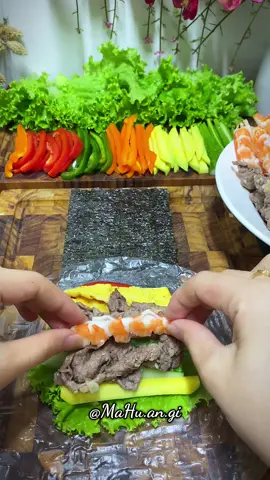 Gỏi cuốn rong biển ngũ sắc vừa bắt mắt vừa ngon miệng, lại healthy đây cả nhà ơi!  @MaHu an gi  @MaHu an gi  @MaHu an gi  #nauancungtiktok #goicuon #goicuonngusac #goicuonrongbien #mahuangi 