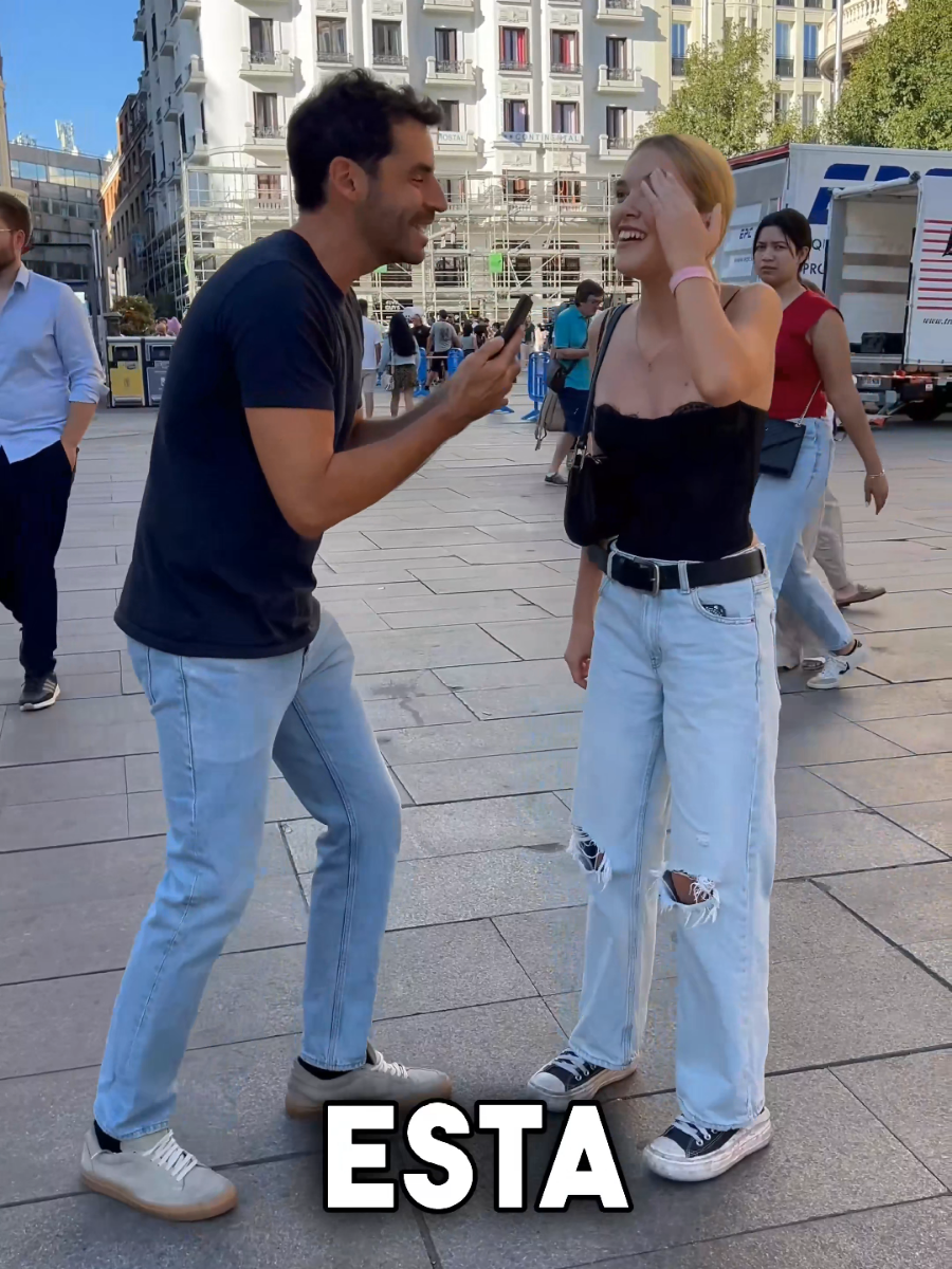 Para qué me curaste cuando estaba... Sigue la canción de Alejandro Sanz Corazón Partío. Cantando por la calle  #corazonpartio #alejandrosanz #cantandoporlacalle #queopinanporlacalle 