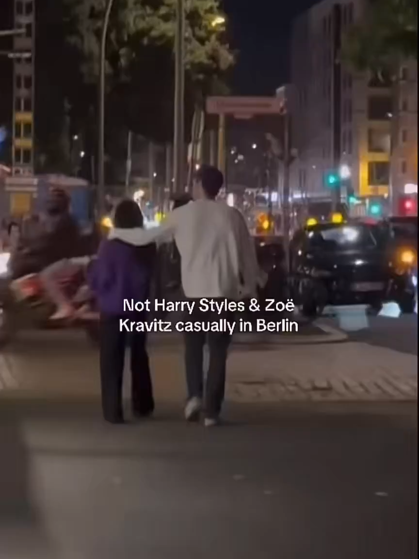 Harry and Zoë Kravitz in Berlin tonight - September 19, 2025 #harrystyles #zoekravitz #couplegoals #berlin #onedirection #louistomlinson #niallhoran #zaynmalik #liampayne