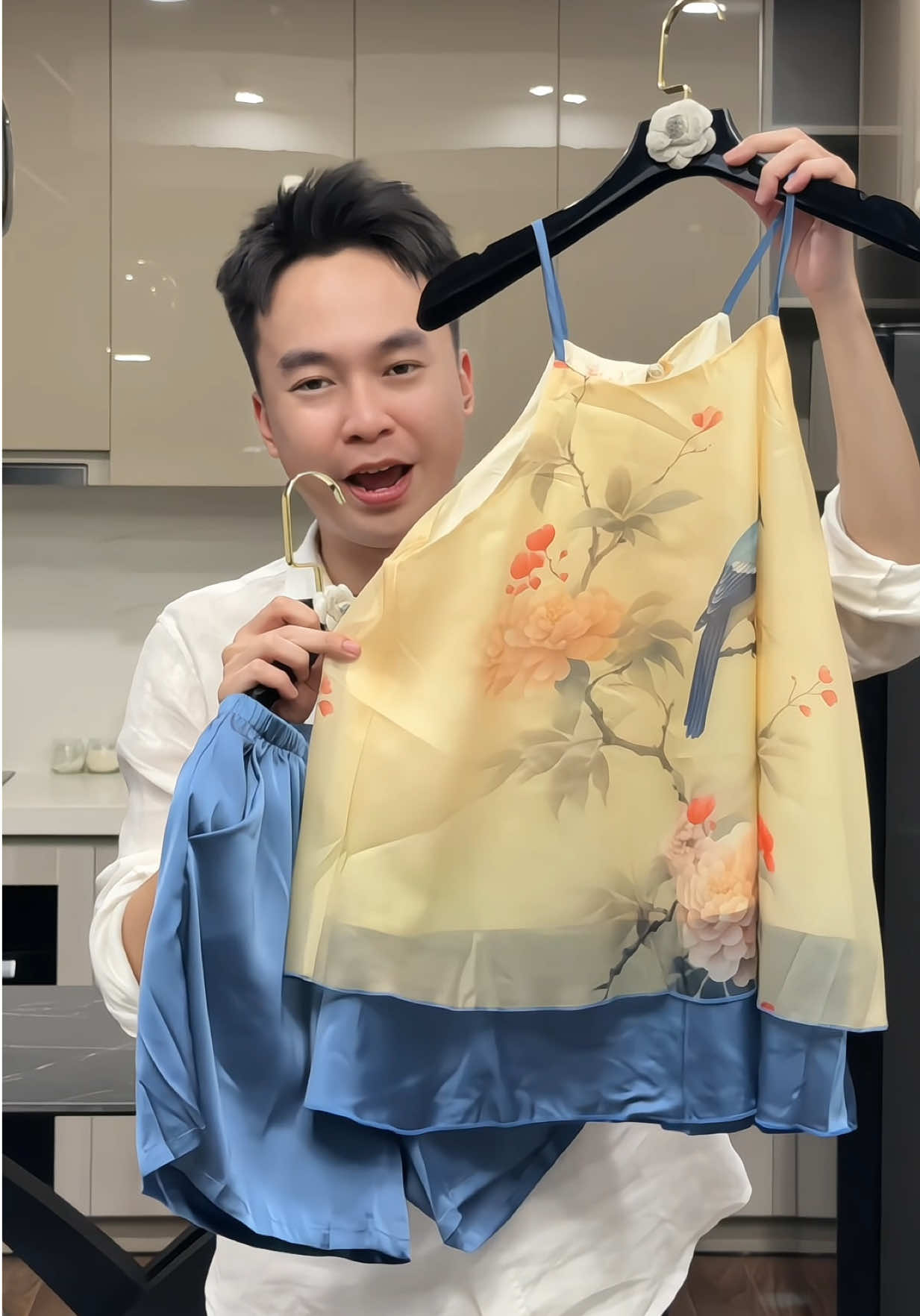 Thêm ít hàng nữa cho ce nhé