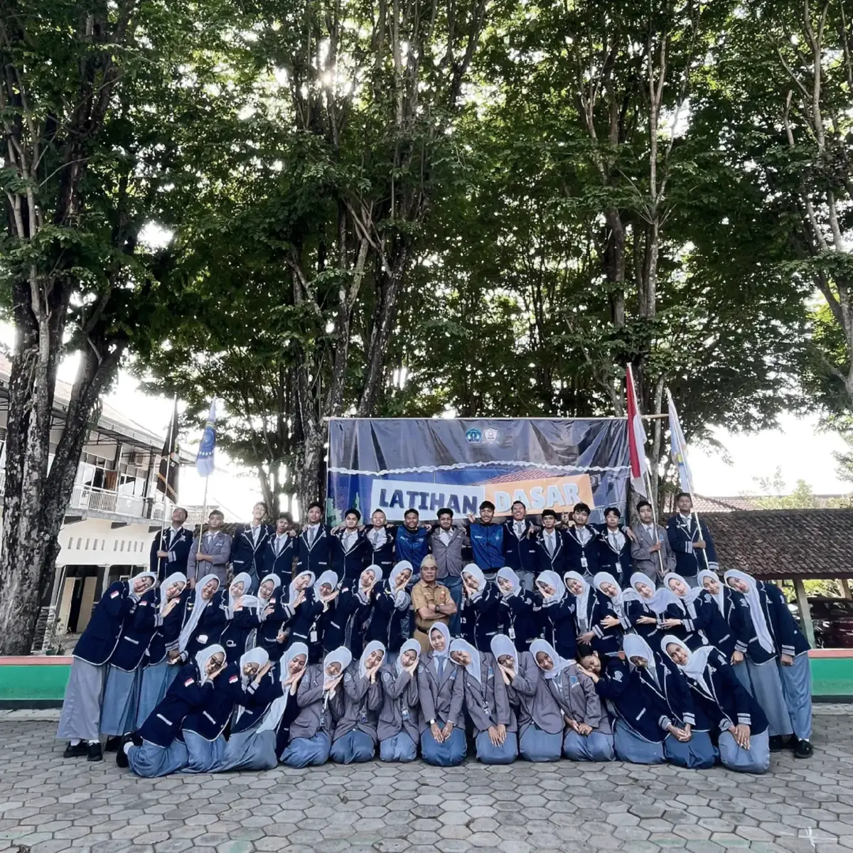 Setahun sudah kami belajar, bertumbuh, dan berproses bersama. Ada tawa yang menyemangati, ada lelah yang menguatkan, ada cerita yang akan selalu jadi kenangan. Kini, perjalanan ini sampai di ujungnya. Kami, OSIS SMAN 1 Purwantoro periode 2024/2025, pamit dengan bangga dan penuh rasa syukur. Terima kasih untuk setiap dukungan, doa, dan kebersamaan. Semoga langkah kecil kami bisa menjadi inspirasi besar bagi generasi selanjutnya. Tongkat estafet sudah kami serahkan, cerita baru siap dimulai. Selamat berlayar, untuk OSIS berikutnya.  #4u #SMAN1Purwantoro #fypage #osis 