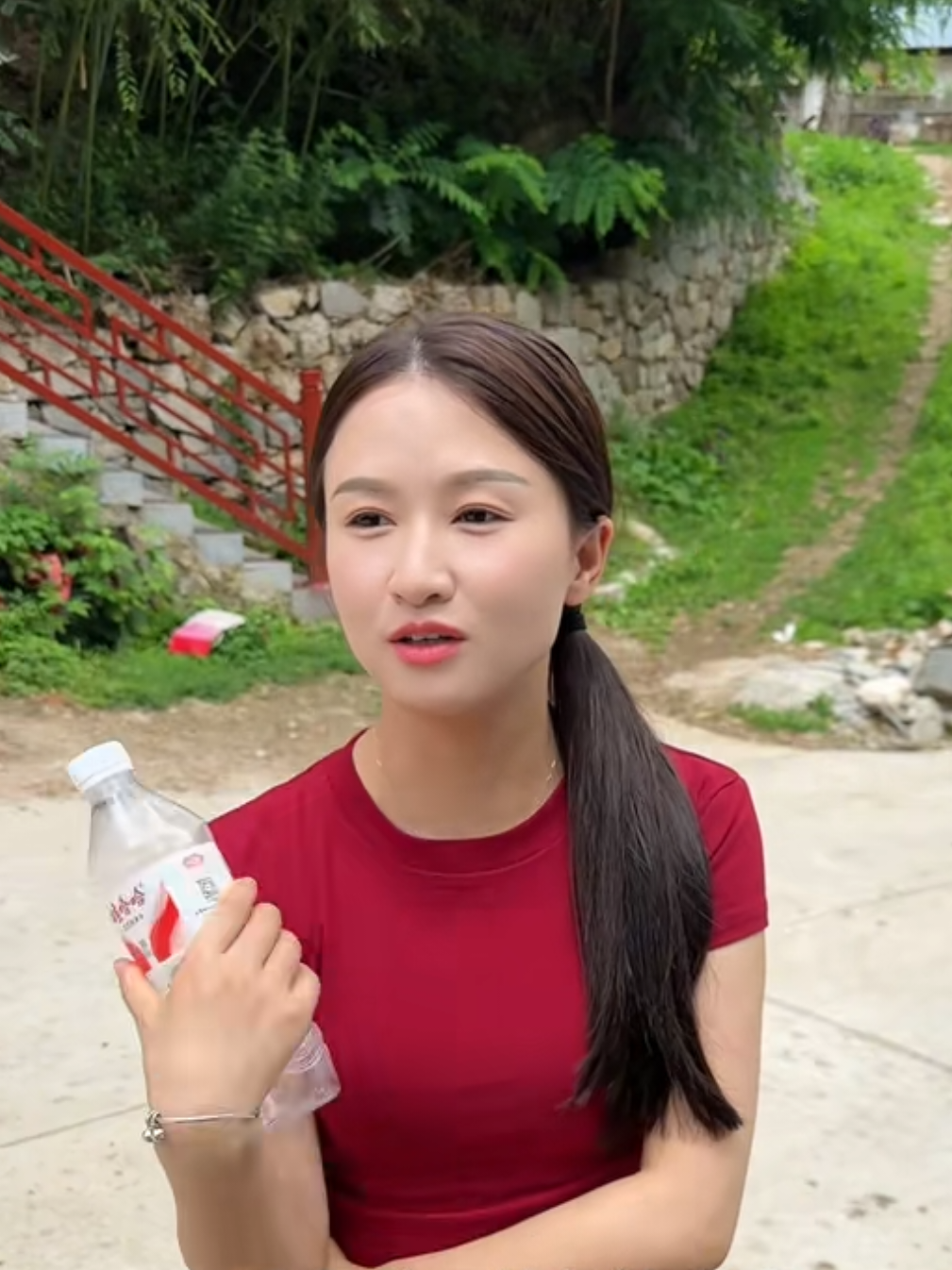 I stopped by the countryside and unexpectedly met a very beautiful girl #prettygirl #beauty #truestory #countryside #prettygirl 