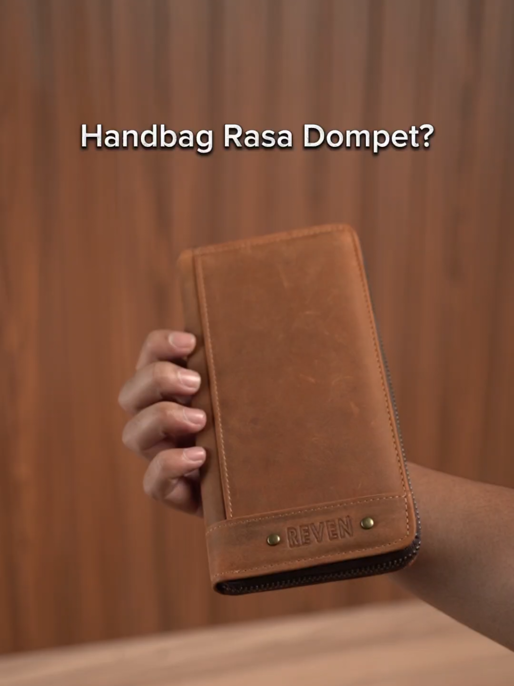 Pengen handbag tapi males kegedean? Ini dia solusinya Mini Handbag Kulit Asli. Kompartmen banyak tapi compact, ada slot kartu, simpel macho dan elegan. #handbag #handbagkulit #minihandbag #minipouch #dompetpanjang 