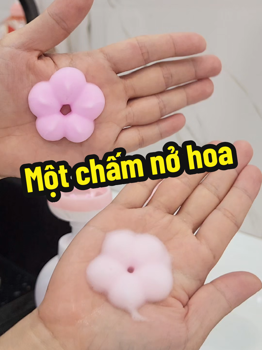 Bọt rửa tay hình cánh hoa CleanZ. Các bé thích mê. #lyzuki #cleanz #motchamnohoa #botruataybonghoa #nuocruatay 