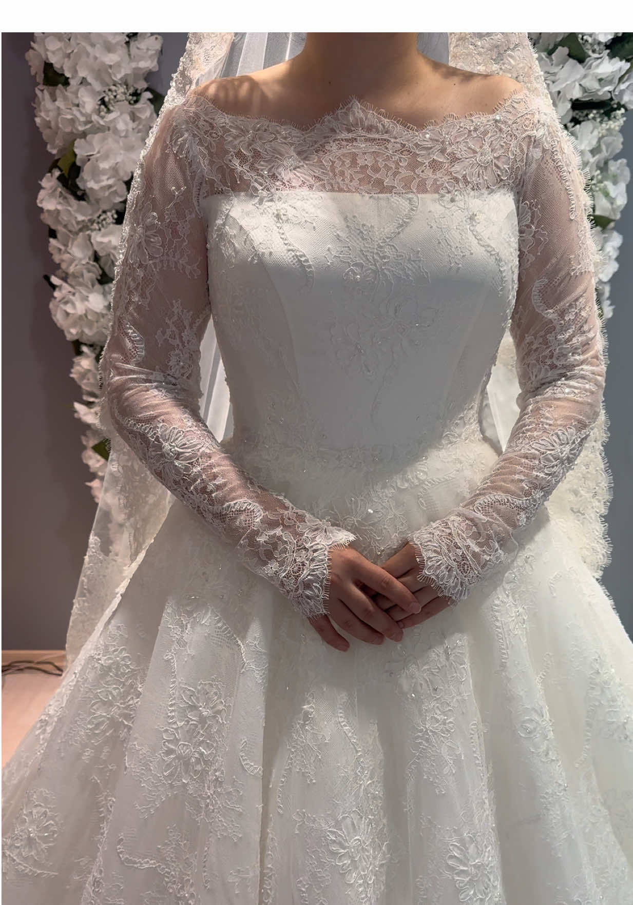 ✨ “Kalbi o kadar güzel ki… İşte bu yüzden gelinliğinin dikimi de su gibi aktı; sorunsuz, kusursuz ve ışıl ışıl. Her detayında zarafet, her dokusunda aşk var. Çünkü güzellik sadece görünüşte değil; içten gelen ışıltıda saklı.” ✨ Fransız dantelinin en zarif haliyle tasarlanan bu gelinlik, incelikli yaka detayları ve kusursuz işçiliğiyle zamansız bir şıklık sunuyor. Her bir ilmek, her bir işlemeli motif; gelinliğe yalnızca ihtişam değil aynı zamanda asil bir zarafet katıyor. Lüks, elegant ve büyüleyici… Hayallerinizi gerçeğe dönüştüren bir tasarım. 👰🏻‍♀️ Sevil Tutum Moda Evi – zarafetin ve ihtişamın buluşma noktası. #bridal #weddingday #weddingdress #fatihgelinlik #bridaldress 
