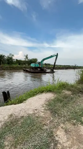 Pelebaran sungai#trendingtiktok #eksavatorkobelco #operator_excavator #kobelco_sk200 #viralvideo 