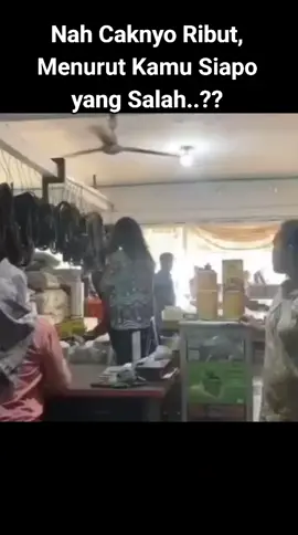 kalau dengar infonyo ini terjadi di Daerah Gasing Sumatera Selatan, nah yang rambut Panjang itu pecaknyo Anggota Polisi kira benar dak Pak Anggota kamu @kapoldasumsel_ @andi_rian_Djajadi@kapolda.sumsel @hermanderu67  #jatanras #poldasumsel #fyp #viral #dirkrimum 