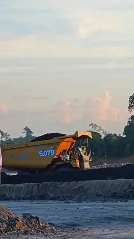 aku sedang belajar Berjalan saat itu namun aku terjatuh dan kalian tutup mata tidak masalah bukalah mata kalian kembali ketika aku sudah mampu berlari, satu pesan ku disaat mata kalian terkena debu maka panggil saja aku akan kubantu meniup mata itu 🔥 #fyp #capcut #operatormudapunyacerita #kulitambangbatubara #foryoupage 