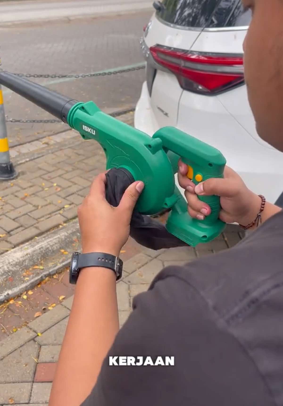 Nyapuin halaman rumah gak perlu cape pace pake sapu kagi ✅ sekarang ada ISKU blower cordless 21 Volt ini 🔥🔥🔥 #iskutools #vakum #kantor #bersihinrumah 