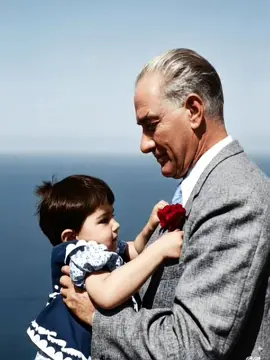 Ulu Önder, Türk milletinin manevi babası Gazi Mustafa Kemal ATATÜRK, yaşamı boyunca halkı için savaşmış, milletinin bağımsızlığı ve özgürlüğü için her türlü fedakârlığı göze almış büyük bir liderdi. Ancak onun hayatında eksik kalan bir yön vardı: Evlat sevgisi. Bu eksiklik, manevi kızı Ülkü ile birlikte dolup taşmış; onun küçük ellerinde, masum bakışlarında ve tertemiz sevgisinde, Mustafa Kemal hiç tatmadığı baba olma duygusunu yaşamıştır. Ülkü, sadece bir çocuk değil; ATATÜRK’ün yorgun yüreğine hayat veren bir umut ışığı, derin ve samimi bir bağın sembolü olmuştur. Onun neşesinde, masum gülüşünde, ulu önderin kalbindeki bütün yorgunluklar silinmiş; baba ile evlat arasındaki tarifsiz sevgi, tarih sahnesine bambaşka bir insanî boyut katmıştır. Fakat Mustafa Kemal ATATÜRK için evlat sevgisi yalnızca Ülkü ile sınırlı değildi. O, bütün Türk milletini kendi evlatları bilmiş; onların her birinin geleceği için ömrünü vakfetmiştir. Anadolu’nun köylerinden şehirlerine, dağlarından ovalarına kadar her bir Türk evladını gönlünde taşımış, onlara çağdaş ve özgür bir vatan bırakmak için gecesini gündüzüne katmıştır. ATATÜRK, milletinin sevgisini her daim kalbinde hisseden bir baba gibi, onların acısıyla hüzünlenmiş, sevinciyle gülmüş, hayaliyle yaşamış ve nihayetinde bütün Türk ulusunu ardında bıraktığı en kıymetli emaneti olarak görmüştür. O, yalnızca bir komutan ya da devlet adamı değil; aynı zamanda milyonların manevi babası, gönüllerin sarsılmaz önderi ve kalplerin en derin köşesine kazınmış ölümsüz bir sevgiydi. #Atatürk