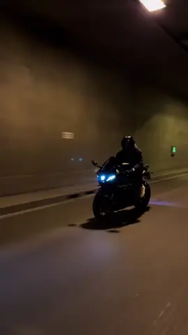 Amma şimdi başka renkte bakıyor gözleri#fyp #motor #tutsunbu #keşfet Lütfen tutsun yaa🏍🏍🇹🇷#YamahaR6 