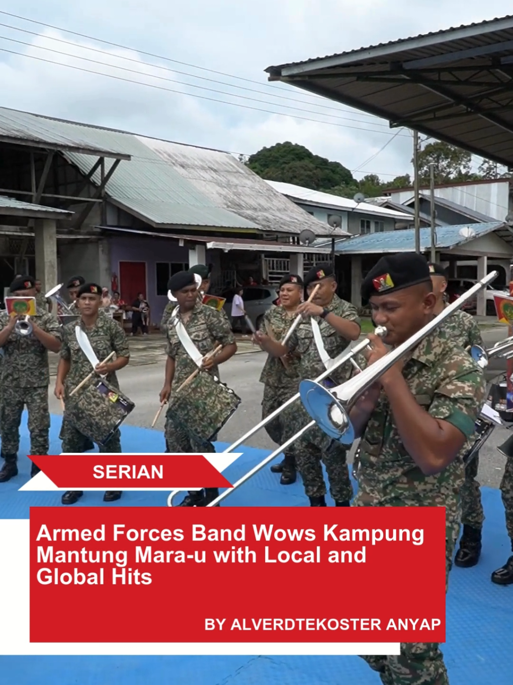 The 19-member Armed Forces band from the 4th Regiment Armoured Corps, Kem Penrissen, Kuching, captivated the crowd at Kampung Mantung Mara-U with a vibrant performance that blended local pride and international flair. Their setlist included favourites like “Bekikis Bulu Betis” — Andrewson Ngalai’s iconic Iban song often dubbed Sarawak’s “party anthem” — and “APT” by Rosé and Bruno Mars. Both songs were reimagined with a military twist, giving familiar tunes a fresh edge that struck a chord with the audience. #fyp #ATM #Music #ArmyBand #SarawakTribune 