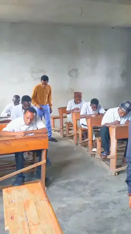 La tricherie😂#l'ecole#situationdrole #comedyvideo #examen #pourtoipage 