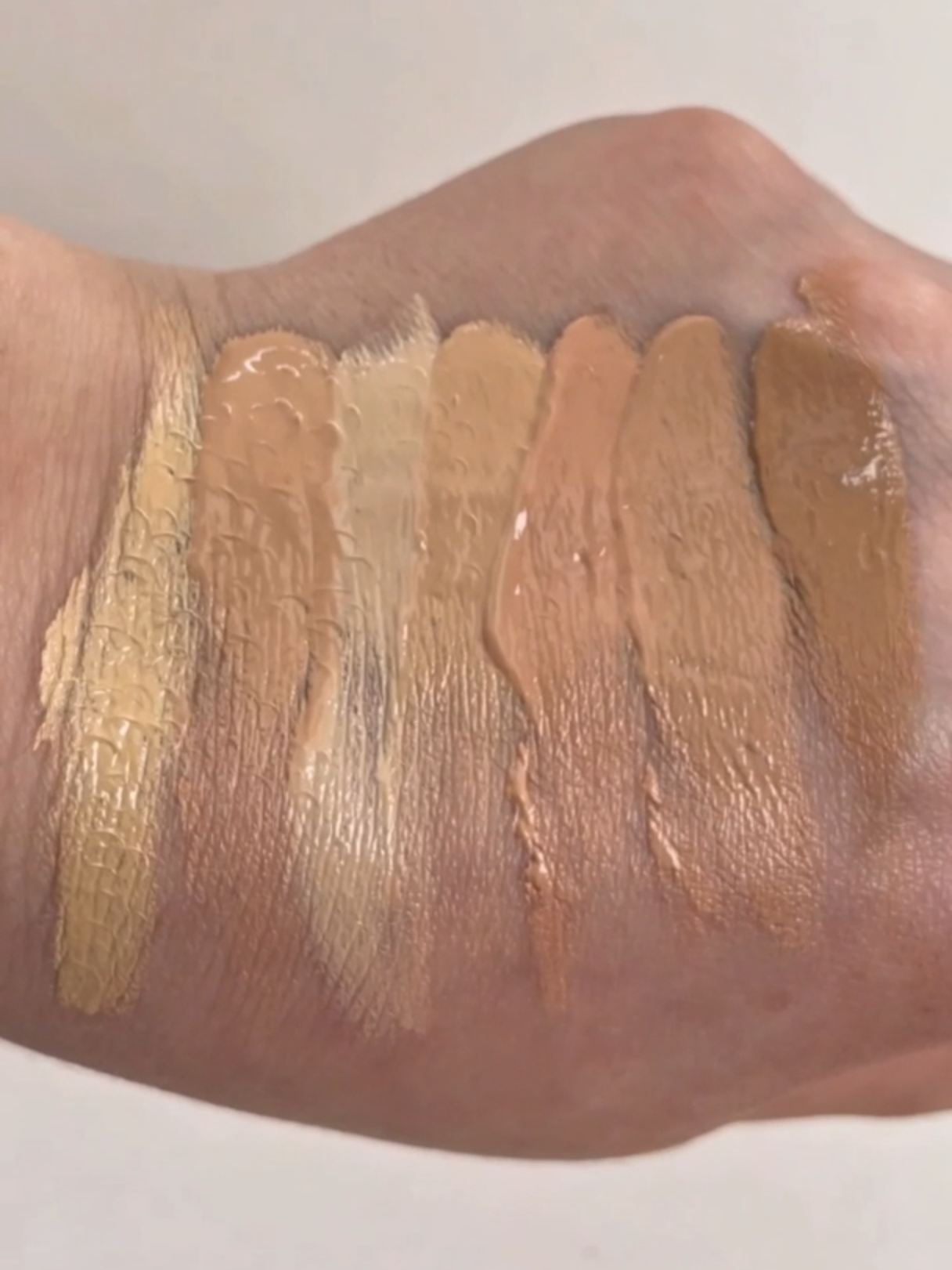 Nu știu cine trebuie să audă asta, dar fondul de ten NU trebuie să arate ca o mască 🤍 #oriflameromania #makeup