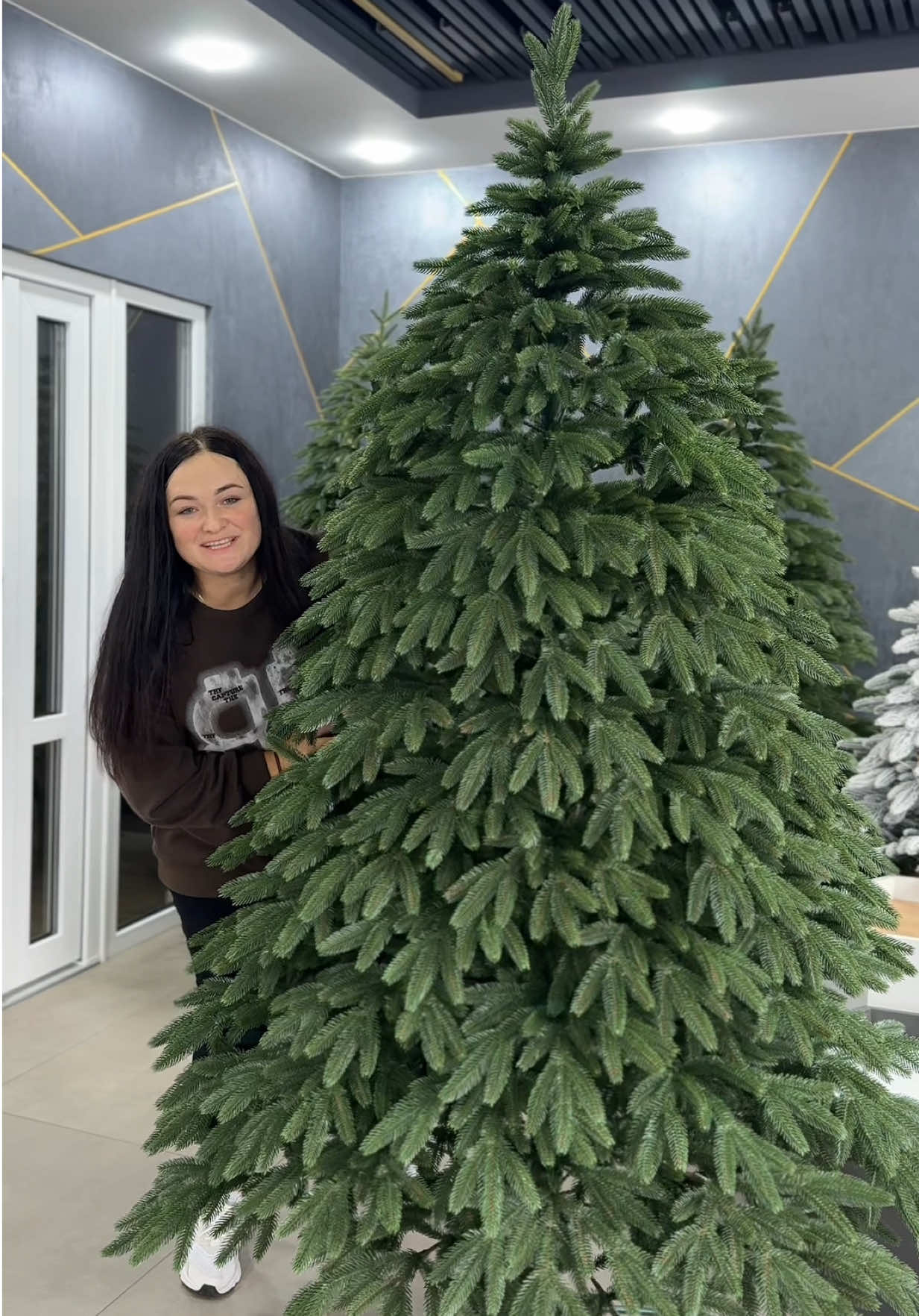 Найгустіша лита ялинка  Стрім🌲 Новиночка цього сезону ‼️ Новий блакитний колір ‼️ Виглядає НЕПЕРЕВЕРШЕНО ✔️Гілочки Максимально схожі до живих  ✔️Повністю лита  ✔️Виготовлена з якісних сертифікованих матеріалів  ✔️Безпечна для дітей  ✔️Власне виробництво ELER Аналогів немає ‼️Наш власний макет  Також доступна в зеленому кольорі  Розміри 1.8м та 2.1м  Для замовлення або консультації пишіть нам в дірект 🫶🏻