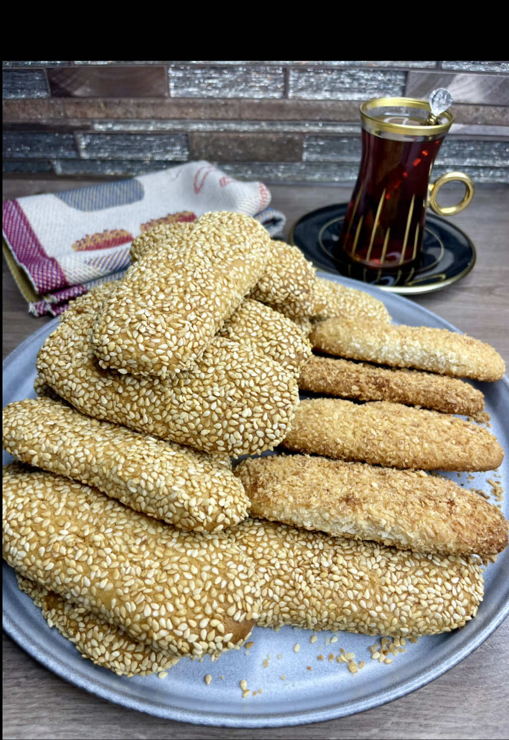 ⁨	كعك ابو السمسم 😍👍 احلى عصرونية مع الشاي  Sesame cookies  .جربوها أن شاءالله تعجبكم بعد ماتشترون من المحلات 😁 #االطعم_يسولف  #chef1mutaz_اكلات  ‪@mutaz.sami.alsaraj‬‪@chef.1.mutaz‬az  المقادير 🇮🇶 ٣ كوب طحين  ١ كوب سكر مطحون  ١ ملعقة كوب بيكنج باودر  ١ ملعقة كوب فانيليا  نص ملعقة كوب بيكاربونات الصوديوم  ٣ ملاعق طعام حليب  رشة ملح  ١ كوب زبدة ذائبة  ربع كوب ماء  ٣ ملاعق طعام دبس التمر مع  نص كوب ماء  سمسم  جوز هند  في وسط الفرن على درجة حرارة ١٨٠ لمدة ٢٧ دقيقة  Ingredienser 🇸🇪 7,5 dl mjöl  2,4 dl florsocker  1 tsk bakpulver  1 tsk vanilj  1/2 tsk bikarbonat  3 msk mjölk  1 nypa salt  2,4 dl smält smör  1,2 dl vatten  3 msk daddelsirap med 1,5 dl vatten Sesamfrön  Kokosnöt  Grädda mitt i ugnen i 180°C i 27 minuter Ingredients 🇬🇧 3 cups flour  1 cup powdered sugar  1 tsp baking powder  1 tsp vanilla  ½ tsp baking soda  3 tbsp milk  powder  A pinch of salt  1 cup melted butter  ¼ cup water  3 tbsp date molasses with ½ cup water Sesame seeds  Coconut  Bake in the center of the oven at 180°C for 27 minutes . . . . . . . #explore #food #iraqifood ⁩