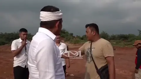 Duel Sengit: Kang Dedi vs Penggali Tanah Ilegal! Sebuah konfrontasi tegang terjadi saat Kang Dedi Mulyadi menantang seorang penggali tanah mengenai legalitas dan dampak lingkungan dari operasinya. Pertukaran yang memanas ini mengungkapkan kekhawatiran tentang izin, beban pembayar pajak, dan potensi kerusakan pada infrastruktur publik. #PenggalianTanah#DampakLingkungan#MasalahHukum#InfrastrukturPublik#KangDediMulyadi Original Video Link：https://www.youtube.com/watch?v=_6ujZJEcWjI