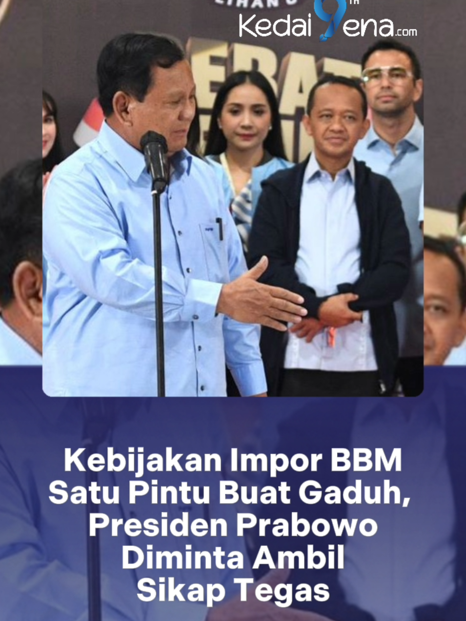 Kebijakan Impor BBM Satu Pintu Buat Gaduh, Presiden Prabowo  Diminta Ambil Sikap Tegas KedaiPena.Com - Presiden RI Prabowo Subianto diminta untuk turun tangan langsung menyelesaikan kegaduhan yang ditimbulkan Menteri Energi Sumber Daya Mineral (ESDM) Bahlil Lahadalia buntut kebijakan impor BBM satu pintu lewat Pertamina. Presiden Prabowo diminta bersikap tegas ke Bahlil selaku Menteri ESDM. Diketahui, kebijakan ini telah menyebabkan dua perusahaan ritel BBM swasta Shell Indonesia dan BP-APKR kehabisan pasokan sejak akhir bulan lalu. Dua operator SPBU swasta melaporkan kekosongan BBM dengan nilai oktan 92 ke atas. Parahnya, sejumlah SPBU Shell Indonesia telah melakukan pemutusan hubungan kerja atau PHK imbas pembatasan impor BBM tersebut. Bahkan, beberapa SPBU Shell mengakali situasi ini dengan menjual makanan, oli dan minuman selama kekosongan BBM. “Saya sangat berharap sekali Presiden Prabowo Subianto turun tangan untuk menyelesaikan persoalan tersebut ( tegur Bahlil),” kata Fernando kepada awak media, Jumat (19/9/2025). Fernando berharap, agar kebijakan impor BBM satu pintu lewat Pertamina tidak mengulangi kesalahan Bahlil saat penertiban subsidi LPG 3 Kg yang telah meresahkan masyarakat. Selengkapnya: https://www.kedaipena.com/kebijakan-impor-bbm-satu-pintu-buat-gaduh-presiden-prabowo-diminta-ambil-sikap-tegas/ #kedaipena  #kedaipenadotcom  #kedaikreatif 