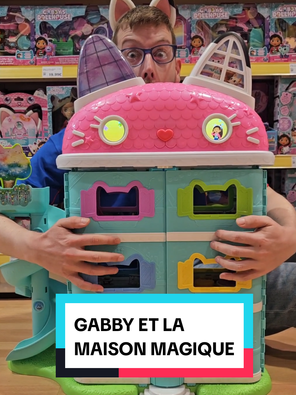 Gabby nous fait visiter sa Maison Magique interactive 🙋🏻‍♀️😻🏠 Disponible dans tous les magasins Smyths Toys et sur SmythsToys.com à 99,99€ avec la référence 249054 😊 La Maison Magique de Gabby mesure plus de 73 cm de haut et propose plus de 60 animations interactives ainsi que 11 chansons, dont la fameuse 