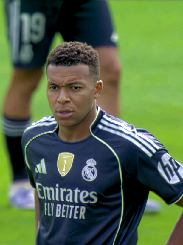 Kylian mbappe dribbling skills. KM10 Fastest football player in the world. #KM10 #mbappe #kylian #kylianmbappé #viral @𝕯𝖆𝖗𝖑𝖎𝖊 