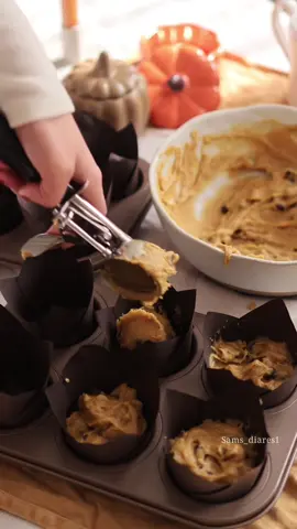 مافن القرع 🎃🧁  ‏Pumpkin Crumb Muffins🤎 المقادير (الكمية ل١٢ قطعة مافن)🥣 ١ و ربع كوب دقيق  ثلاث ارباع ملعقة صغيرة بيكينج باودر  نص ملعقة صغيرة بيكينج صودا  ربع ملعقة صغيرة ملح  ١ ملعقة صغيرة قرفة  ١٠٠ جرام زبدة مذوبة (نذوبها بعدين نخليها تبرد بدرجة حرارة الغرفة) ٢ بيض  نص كوب سكر ابيض  ربع كوب سكر بني رطب ٢ ملعقة كبيرة حليب  ١ و نص ملعقة صغيرة ڤانيلا  ثلثين كوب مهروس القرع  ثلاث ارباع كوب قطع شوكولاتة دارك او سيمي سويت (اختياري)  لطبقة الكرمب (crumb Topping)🧁 ثلث كوب دقيق ربع كوب سكر بني نص ملعقة صغيرة قرفة  ٤٠ جرام زبدة مذوبة (٣ ملاعق كبيرة) نخلطهم مع بعض حتى تصير فتافيت و الزبدة ما نضيفها و هيا حاره نذوبها و نسيبها تبرد  الطريقة🎃 - نخلط المكونات السائلة(البيض-السكر-الڤانيلا-الزبدة السائلة-القرع) - نضيف المكونات الجافة (الدقيق-البيكينج باورد-بيكينج صودا-قرفة-ملح) نخلط حتى يختفي الدقيق اخر شي نضيف قطع الشوكولاتة - نوزع الخليط في قوالب المافن و نضيف عليه طبقة الكرمب - فرن مسبق التسخين على درجة حرارة ١٨٠ لمدة ٢٠-٢٥ دقيقة و بالعافية🤎 . . .#fyp #foryou #وصفات #baking #طبخ 