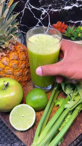 El batido que limpia tu cuerpo 🍍🍏🍋✨ Mezcla piña, manzana verde, apio y jugo de 3 limones 🌿💧 Refrescante, natural y perfecto para desintoxicar. #BatidoSaludable  #RemediosCaseros #VidaSana #Bienestar